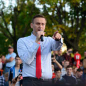Aleksei Navalnyi puhumassa mielenosoituksessa.