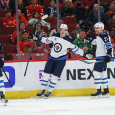 Saku Mäenalanen juhlistaa maaliaan Chicago Blackhawksia vastaan jääkiekon NHL-liigassa.