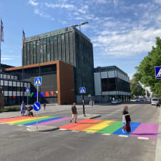Turkuun maalattiin sateenkaarisuojatie jokirantaan.