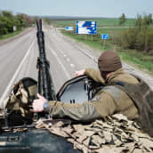 Ukrainalaissotilas miehistönkuljetusvaunun kannella.
