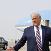 Presidentti Donald Trump puhui lehdistölle McClellanin lentokentällä Kaliforniassa.