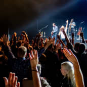 Yleisöä rock-konsertissa.