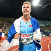 Topi Raitanen firar med finska flaggan.