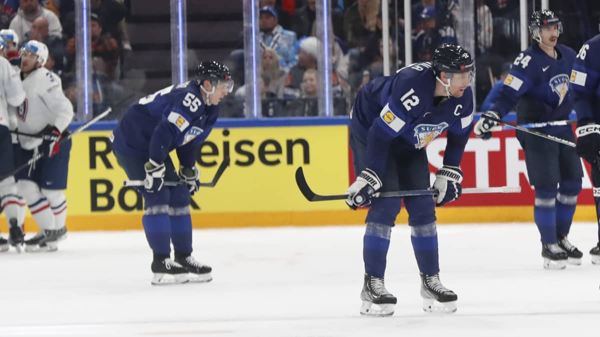 Atte Ohtamaa ja Marko Anttila nojailevat polviinsa Ranskan 3–4 -kavennusken jälkeen.