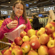 Elisa Kallunki valitsee omenia.