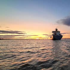 Rahtilaiva menossa merellä kohti auringonlaskua