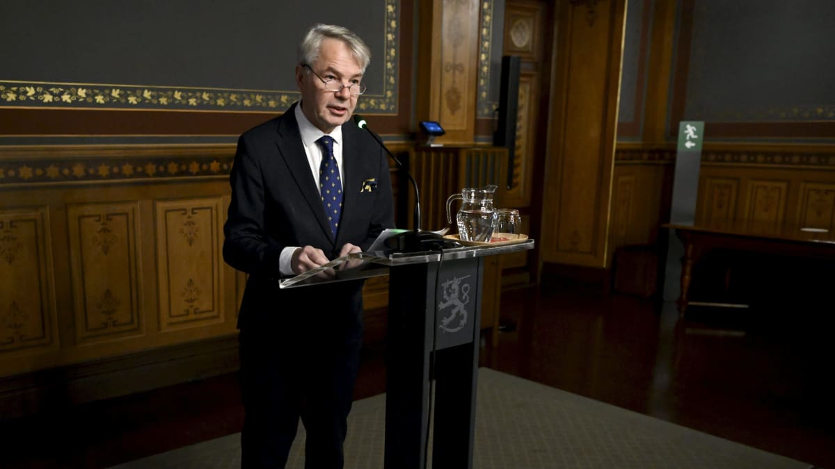Ulkoministeri Pekka Haavisto (vihr.) kertomassa medialle Puolan ja Ukrainan tapahtumista Säätytalolla Helsingissä.