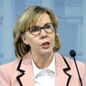 Anna-Maja Henriksson tiedotustilaisuudessa.