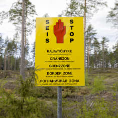 Rajavyöhykkeestä varoittava kyltti metsän reunassa Kurkelan kylässä Virolahdella.