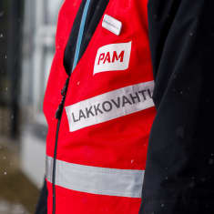 Lakkovahti Lappeenrannan K-Citymarketin edessä. 