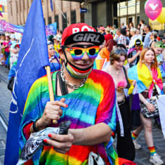 Kuva Helsinki Pride -kulkueesta Helsingin Aleksanterinkadulla 2. heinäkuuta 2022.
