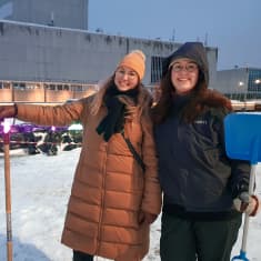Eeva Ojala ja Janita Jämsén valmistelevat uudenvuoden juhlaa Oulun kauppatorilla. 