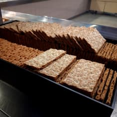 Näkkileipää koulun ruokalassa