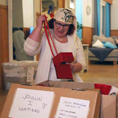 Anne Häkkinen tutkii joulukoristelaatikkoaan. 