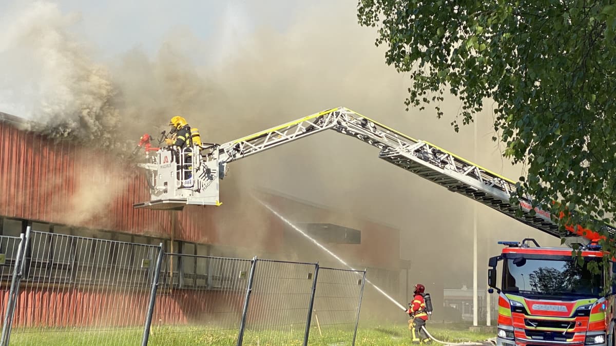 Suuri Tehdashallipalo Syttyi Todenn k isesti S hk kaapista Tampereella 