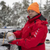  Pyroteknikko Teppo Hakkarainen pitelee käsissään pallomaista ilotulitetta laukaisupatterin äärellä lumisessa ympäristössä