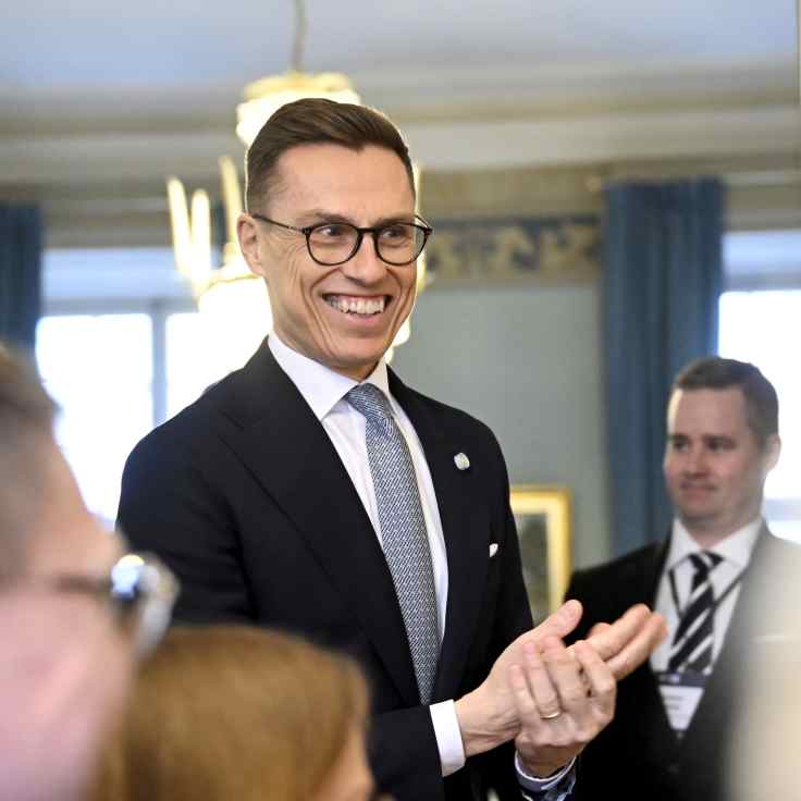  Alexander Stubb lehdistötilaisuudessa Suomen suurlähettilään residenssissä Tukholmassa.