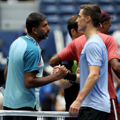 Rohan Bopanna kättelee Joe Salisburya.