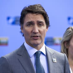 Kanadan pääministeri Justin Trudeau antamassa kommentteja doorstep-tilaisuudessa Naton huippukokouksessa Vilnassa 2023.