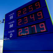 Digitaalinen näyttö jossa kerrotaan bensan ja dieselin hinta huoltoasemalla