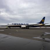 Ryanairin lentokone Lappeenrannan lentokentällä.