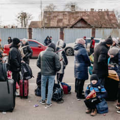 hmiset jonottivat Ukrainan puolella pääsyä rajanylityspaikalle Puolaan.