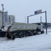 Kuorma-auto jäi jumiin lumisessa risteyksessä Tampereen Kalevassa