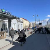 Väkeä nousemassa junaan Mikkelin rautatieasemalla aurinkoisena kevätpäivänä.