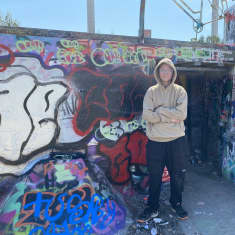 Kuvassa Joonas Lehtinen, helsingin suvilahden graffitimaalauspaikalla.