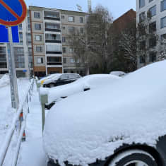 Lumisia autoja parkkipaikalla