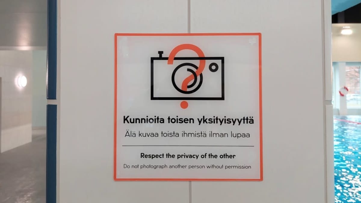 Kuopion Kuntolaakson uimahallin kyltti, jossa sanotaan "kunnioita toisen yksityisyyttä, älä kuvaa toista ihmistä ilman lupaa". 