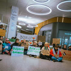 Mielenosoittajia Ylen Mediatalon aulassa.