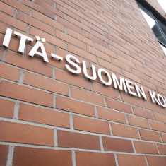 Itä-Suomen koulun Lappeenrannan kyltti koulun seinässä.