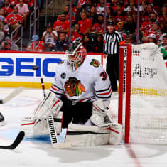 Kevin Lankinen torjuu Chicagon maalilla. 