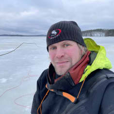 Kalastaja Arto Tuomainen kuvattuna kokee verkkojaan muun muassa Leppävedellä Laukaassa.