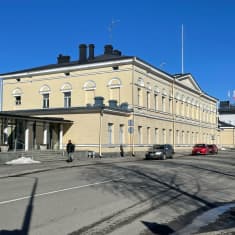 Mikkelin Lääninhallituksen talo auringonpaisteessa, kuvattuna ulkoa. 