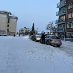 Luminen maisema Oulun keskustasta. Autojen päällä lunta. 