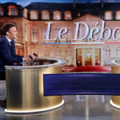 Ranskan presidentti Emmanuel Macron ja presidenttiehdokas Marine Le Pen istuvat vastakkain vaaliväittelyssä.