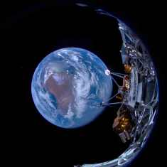Kuulaskeutuja avaruudessa, taustalla näkyy maapallo.