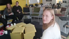 Kuhmon kirjasto- ja kulttuuripäällikkö Hanne Heikkinen istuu Kuhmon kulttuuriolohuoneessa.