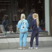 Kaksi tyttöä turkisliikkeen näyteikkunaa katsomassa vuonna 1990.