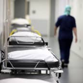 Anonyymi sairaanhoitaja kävelee Mikkelin keskussairaalan käytävällä.