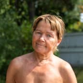 Helsingin Seurasaaressa sijaitsee yksi kaupungin nudistirannoista. Eeva Niemiaho on pitkäaikainen kävijä rannalla. Eeva Niemiaho on pitkäaikainen kävijä rannalla.