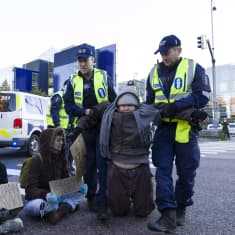 Elokapinan mielenosoittajaa kannetaan pois Länsiväylältä.