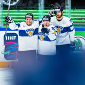 Finländska hockeyspelare jublar.
