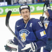 Marko Anttila poseeraa parhaan pelaajan palkinnon kanssa.