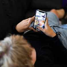 Henkilö selaa Instagram-reelsiä.