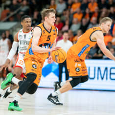 Henri Kantonen 5.10.2022 Korisliigan ottelussa Karhu Basket vastaan Salon Vilpas.