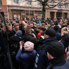Ihmiset ympäröivät presidenttiä kansalaistapaamisessa Vaasassa.