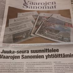 Kuvassa on paikallislehti Vaarojen Sanomien aukeama, jonka pääuutisessa kerrotaan yhtiöittämissuunnitelmissa.